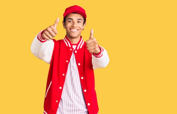 Jovem Americano Africano Vestindo Uniforme Beisebol Aprovando Fazer Gesto Positivo — Fotografia de Stock