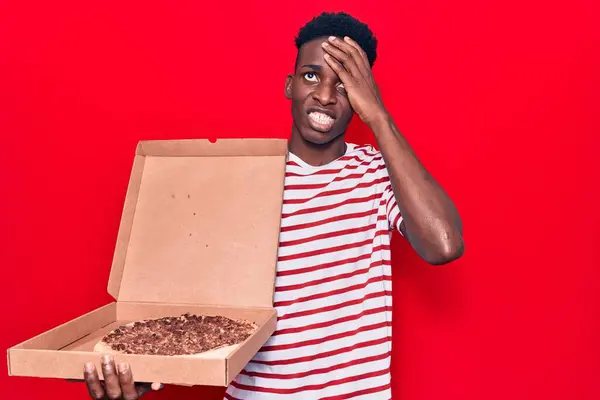 拿着披萨盒的年轻的非洲裔美国人 手牵着手 满脸惊讶 怒气冲冲 既紧张又沮丧 — 图库照片