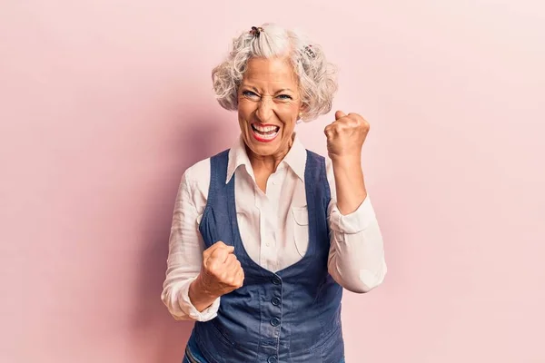 Senior Grauhaarige Frau Lässiger Kleidung Feiert Überrascht Und Erstaunt Über — Stockfoto