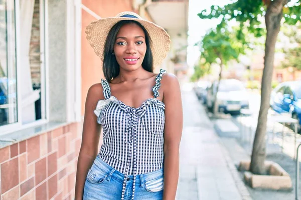 Ung Afrikansk Amerikansk Kvinna Semester Ler Glad Promenader Gatan Staden — Stockfoto