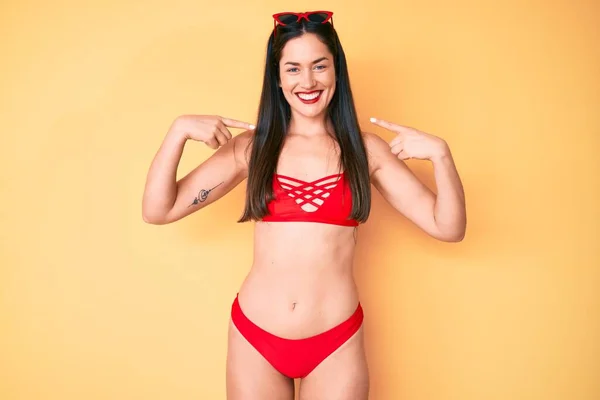 Joven Hermosa Mujer Caucásica Vistiendo Bikini Mirando Confiado Con Sonrisa — Foto de Stock