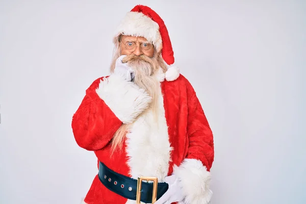 Starý Starší Muž Šedivými Vlasy Dlouhými Vousy Kostýmu Santa Clause — Stock fotografie