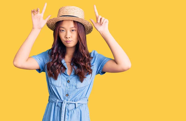 Junge Schöne Chinesische Mädchen Mit Sommerhut Macht Lustige Geste Mit — Stockfoto