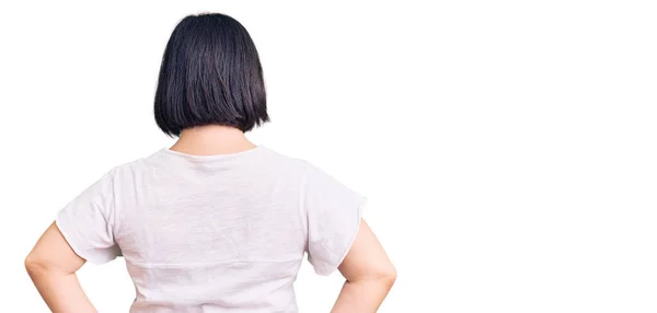 Femme Brune Avec Syndrome Duvet Portant Shirt Blanc Décontracté Debout — Photo