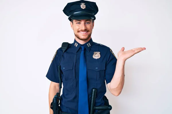 Ung Kaukasier Man Bär Polis Uniform Ler Glad Presentera Och — Stockfoto