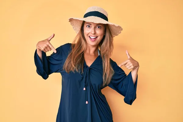 Mulher Hispânica Meia Idade Usando Chapéu Verão Olhando Confiante Com — Fotografia de Stock