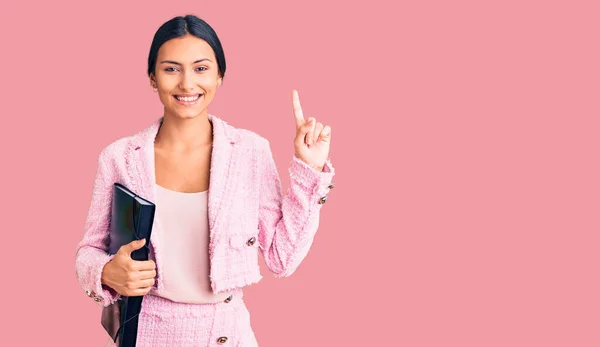 Menina Latina Bonita Jovem Vestindo Roupas Negócios Segurando Binder Surpreso — Fotografia de Stock