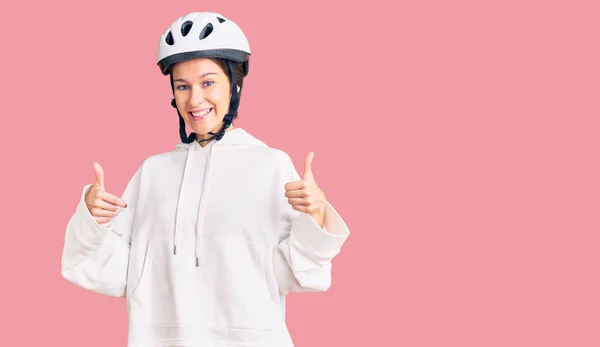Vacker Brunett Ung Kvinna Bär Cykel Hjälm Och Sportiga Kläder — Stockfoto