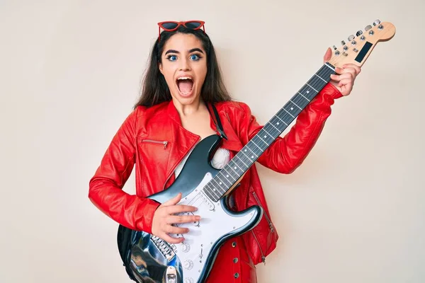 Esmer Genç Kız Elektro Gitar Çalarak Çılgınlığı Kutluyor Başarıya Hayret — Stok fotoğraf