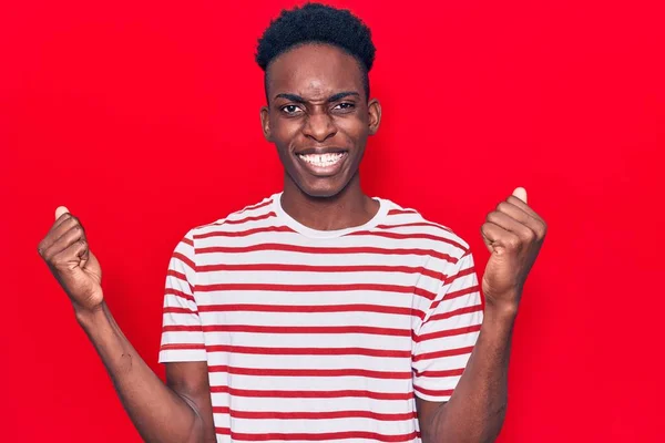 Joven Afroamericano Vestido Con Ropa Casual Gritando Orgulloso Celebrando Victoria — Foto de Stock