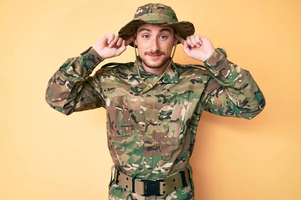 Joven Hombre Caucásico Con Camuflaje Uniforme Del Ejército Sonriendo Tirando — Foto de Stock