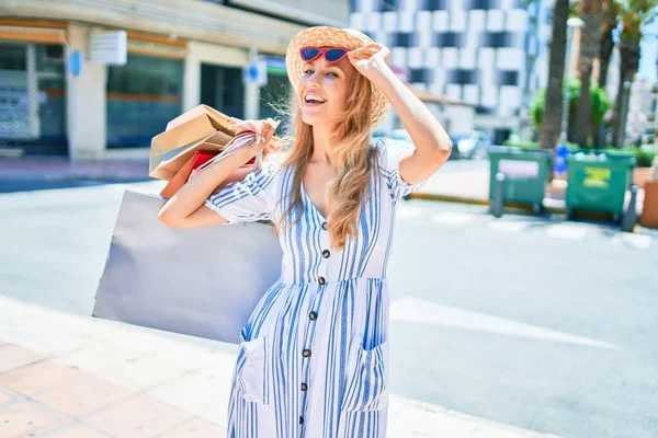 Jovem Mulher Linda Comprador Sorrindo Feliz Indo Para Lojas Vendas — Fotografia de Stock