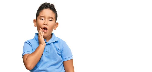 Menino Hispânico Criança Vestindo Roupas Casuais Tocando Boca Com Mão — Fotografia de Stock