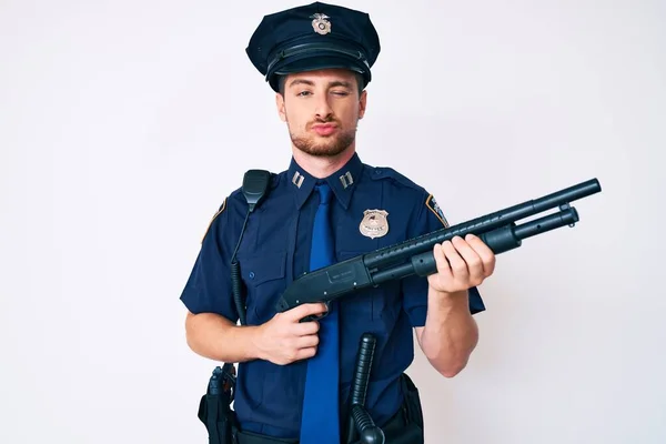 Young Caucasian Man Wearing Police Uniform Holding Shotgun Looking Camera — Stock Photo, Image