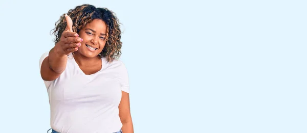 Jonge Afro Amerikaanse Size Vrouw Dragen Casual Kleding Glimlachend Vriendelijk — Stockfoto