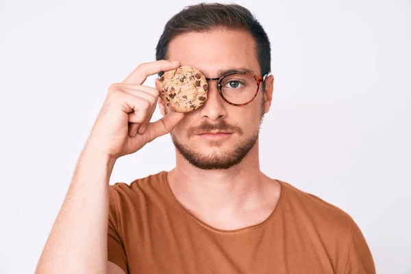 Fiatal Jóképű Férfi Kezében Cookie Gondolkodás Hozzáállás Józan Kifejezés Keres — Stock Fotó