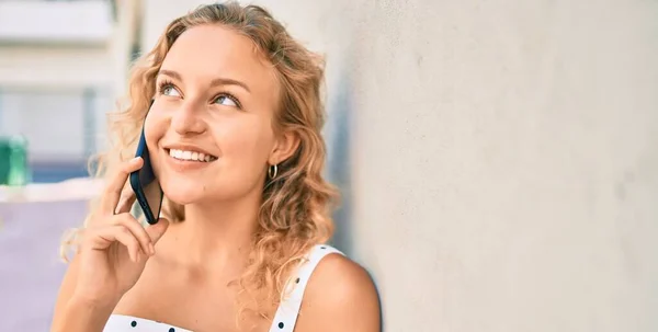 Ung Vacker Kaukasiska Kvinna Med Blont Hår Ler Glad Utomhus — Stockfoto