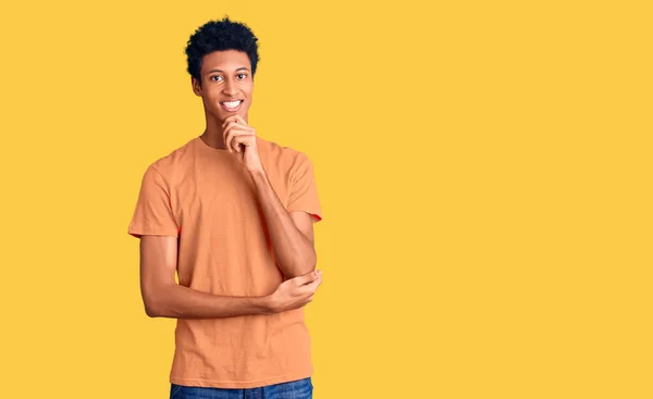 Jonge Afro Amerikaanse Man Draagt Casual Kleding Die Zelfverzekerd Kijkt — Stockfoto