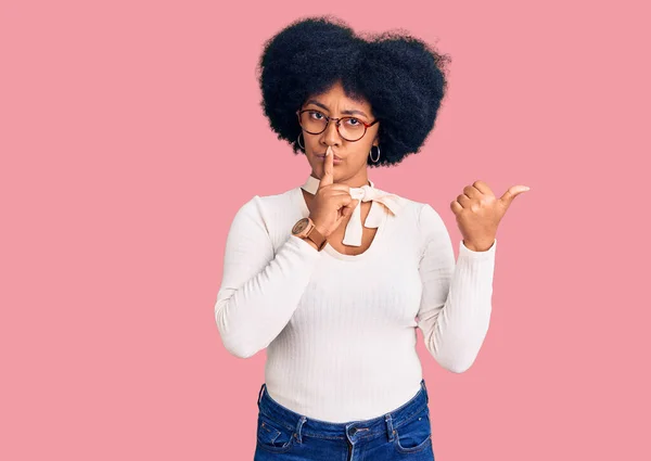Fiatal Afro Amerikai Lány Alkalmi Ruhát Szemüveget Visel Azt Kéri — Stock Fotó
