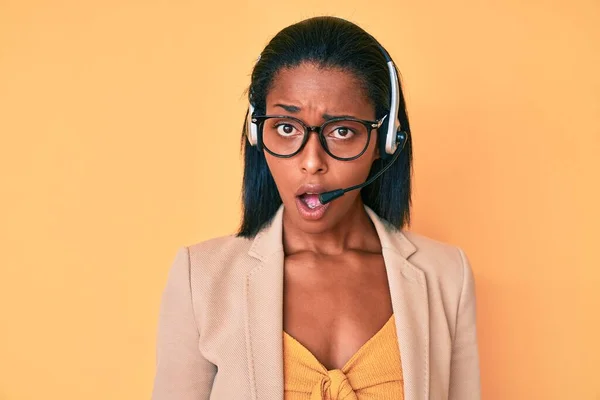 Mujer Afroamericana Joven Que Usa Auriculares Agente Call Center Cara —  Fotos de Stock