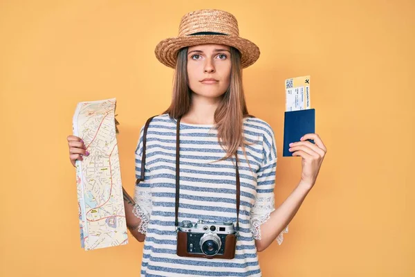 Bella Donna Turistica Caucasica Con Mappa Della Città Passaporto Rilassato — Foto Stock