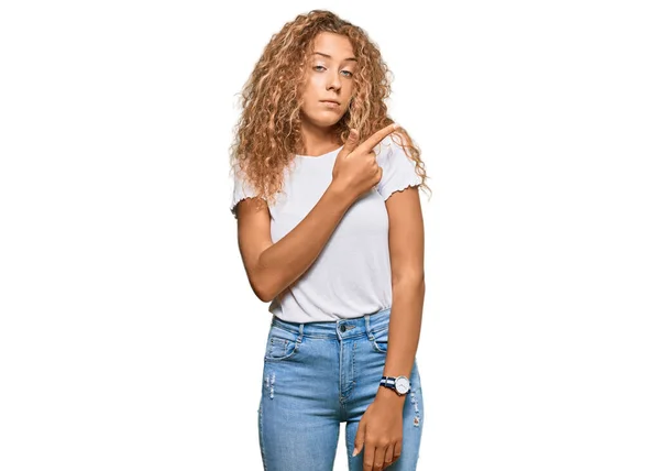 Krásná Kavkazská Teenager Dívka Sobě Ležérní Bílé Tričko Ukazuje Ukazováčkem — Stock fotografie