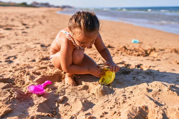可爱的金发孩子穿着比基尼 在海滩用铲子和铲子建造沙堡 — 图库照片