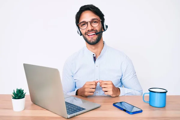 Όμορφος Ισπανός Που Δουλεύει Στο Γραφείο Φορώντας Ακουστικά Χαρούμενο Και — Φωτογραφία Αρχείου