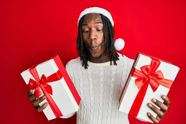 Afro Americano Com Tranças Vestindo Chapéu Natal Segurando Presentes Fazendo — Fotografia de Stock