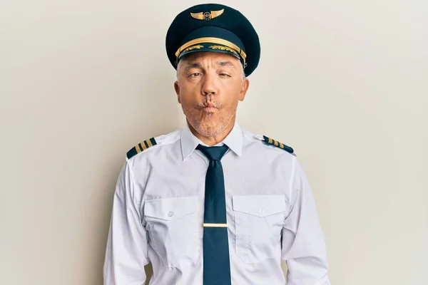 Schöner Mann Mittleren Alters Flugzeugpilotenuniform Der Fischgesicht Mit Lippen Verrückte — Stockfoto