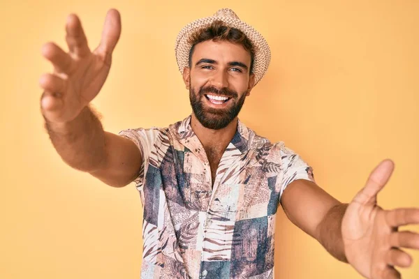 Joven Hispano Con Sombrero Verano Mirando Cámara Sonriendo Con Los — Foto de Stock