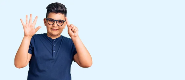 Kleiner Junge Lässiger Kleidung Und Brille Zeigt Mit Finger Nummer — Stockfoto