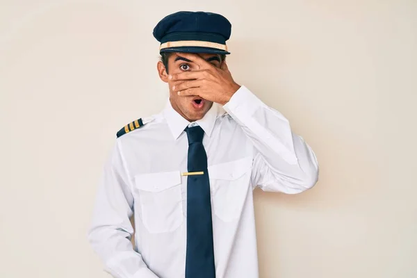 Junger Hispanischer Mann Flugzeugpilotenuniform Der Schockiert Gesicht Und Augen Mit — Stockfoto