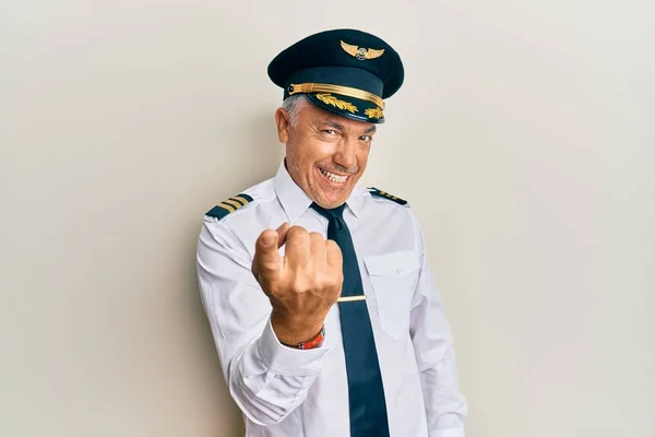 Schöner Mann Mittleren Alters Flugzeugpilotenuniform Winkt Hier Geste Mit Hand — Stockfoto