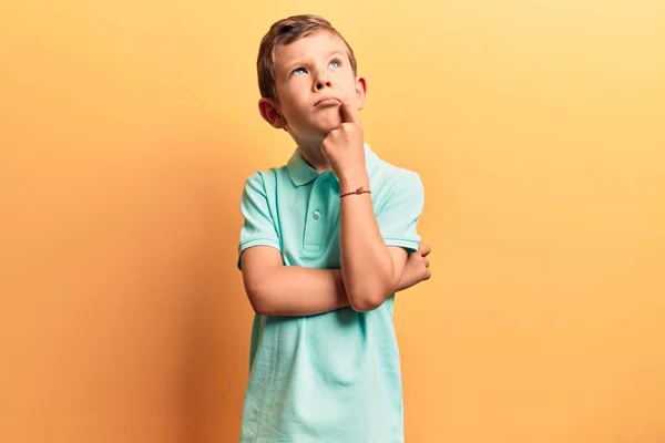 Nettes Blondes Kind Lässiger Kleidung Das Konzentriert Über Zweifel Nachdenkt — Stockfoto