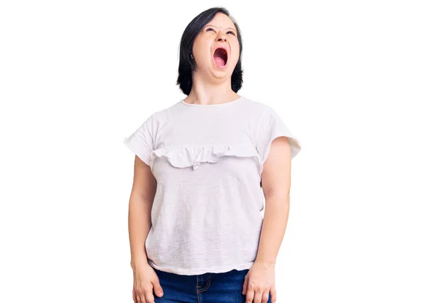 Mulher Morena Com Síndrome Vestindo Camisa Branca Casual Irritado Louco — Fotografia de Stock