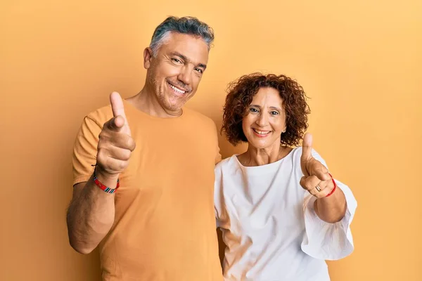 Vackra Medelålders Par Tillsammans Bär Casual Kläder Pekar Finger Till — Stockfoto