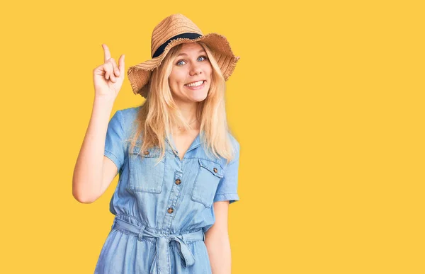 Jonge Mooie Blonde Vrouw Met Zomerhoed Jurk Wijzen Vinger Omhoog — Stockfoto