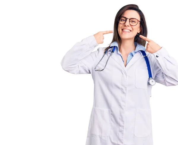 Ung Vacker Kvinna Bär Läkare Stetoskop Och Glasögon Ler Glad — Stockfoto