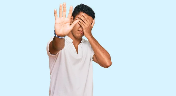 Ung Arabisk Man Klädd Avslappnade Kläder Täcker Ögon Med Händer — Stockfoto