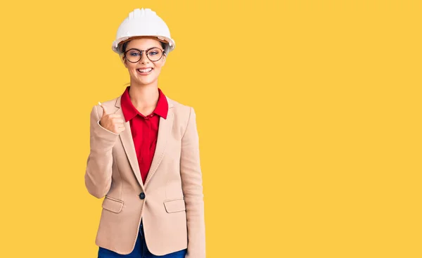 Junge Schöne Frau Trägt Architekt Hardhat Glücklich Und Positiv Lächelnd — Stockfoto