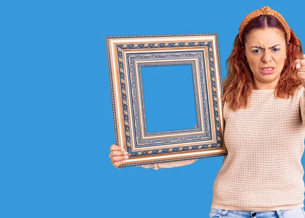Young Latin Woman Holding Empty Frame Annoyed Frustrated Shouting Anger — Stock Photo, Image