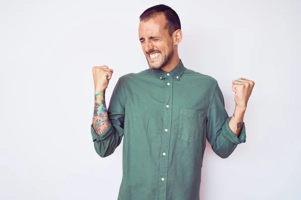 Ung Stilig Man Med Tatuering Bär Casual Kläder Mycket Glad — Stockfoto