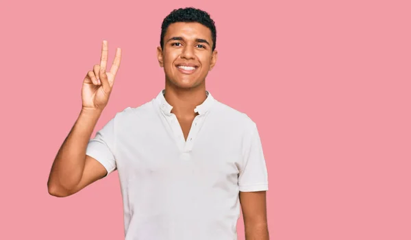 Joven Árabe Vestido Con Ropa Casual Sonriendo Mirando Cámara Mostrando — Foto de Stock