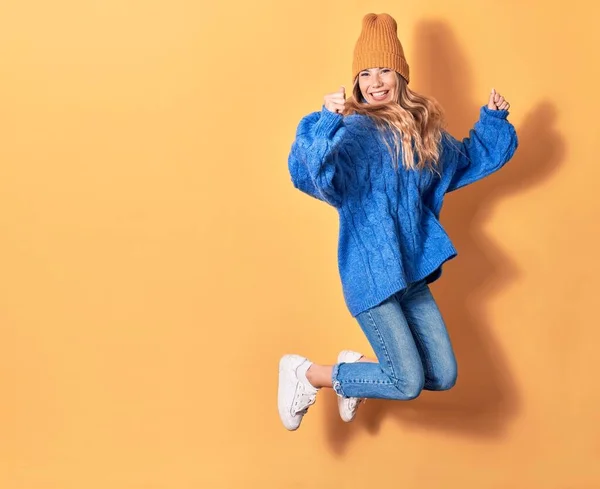 Mujer Hermosa Joven Vistiendo Ropa Casual Invierno Sonriendo Feliz Saltando —  Fotos de Stock