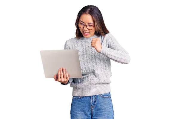 Junge Schöne Chinesische Mädchen Mit Brille Hält Laptop Genervt Und — Stockfoto
