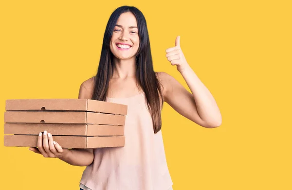 Jovem Bela Mulher Caucasiana Segurando Entrega Caixa Pizza Sorrindo Feliz — Fotografia de Stock
