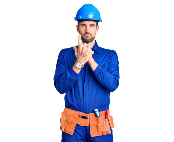 Ung Stilig Man Klädd Arbetare Uniform Och Hatt Redo Att — Stockfoto