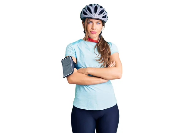 Belle Jeune Femme Caucasienne Portant Casque Vélo Sceptique Nerveuse Désapprouvant — Photo