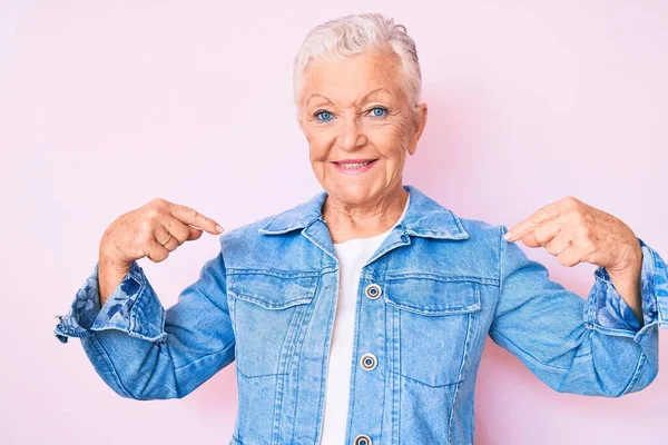 Senior Bella Donna Con Gli Occhi Azzurri Capelli Grigi Indossa — Foto Stock